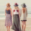 ビーチにたたずむ可愛い3人組女子