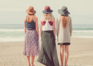 ビーチにたたずむ可愛い3人組女子