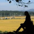 寂しそうにしている女性