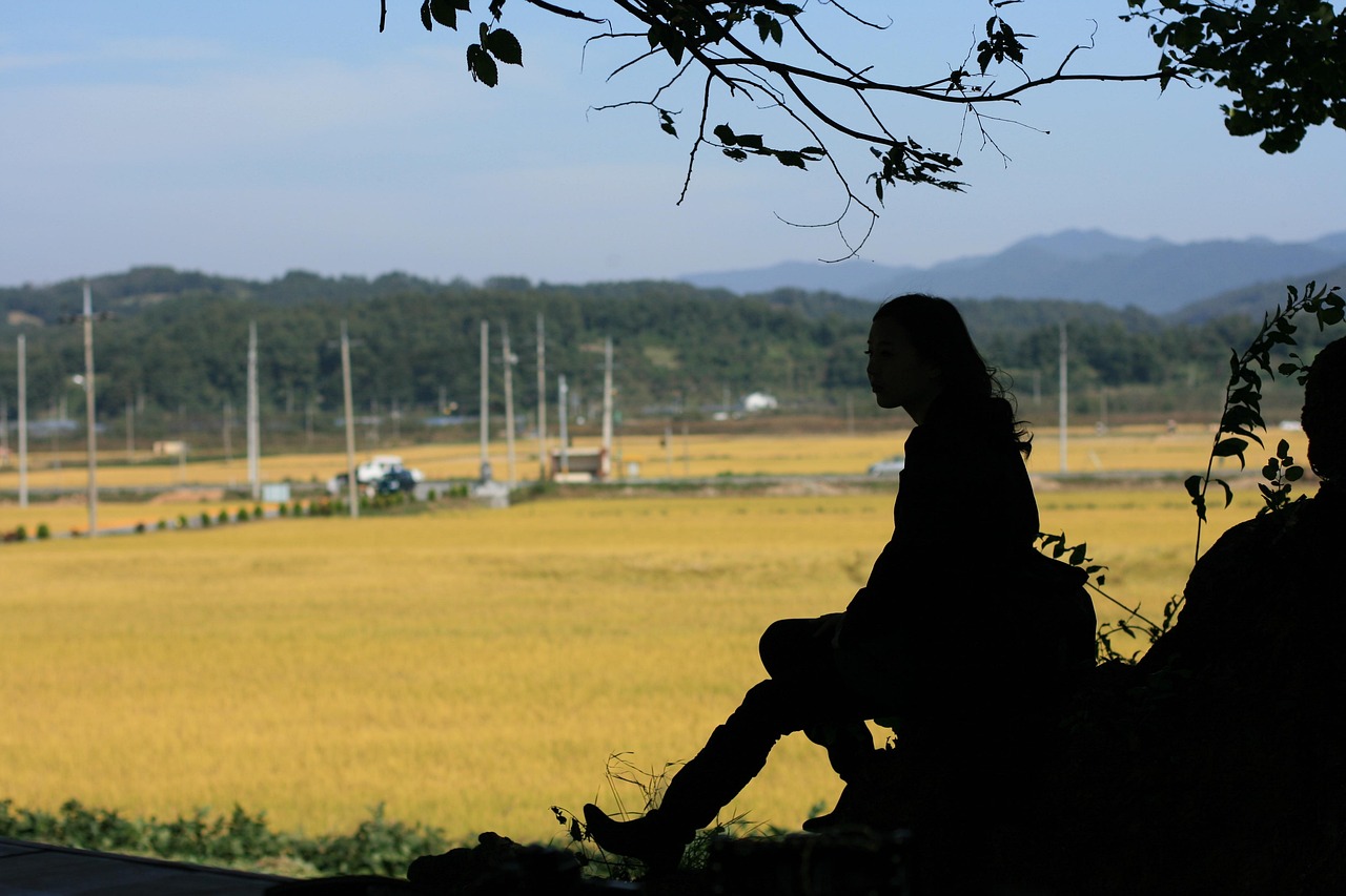 寂しそうにしている女性
