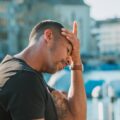 絶望を感じている男性