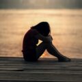 落ち込んでる女性