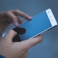 スマホでメッセージを送っている
