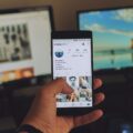 スマホを使っている人