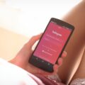 スマホを触る女性