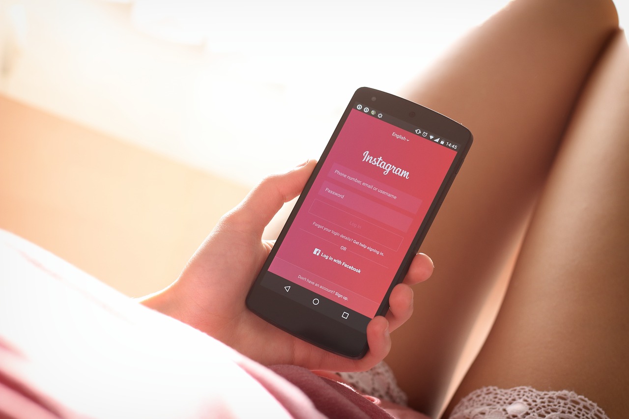 スマホを触る女性