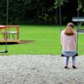 ブランコに座り落ち込んでいる女性