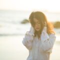 耳を塞いでいる女性