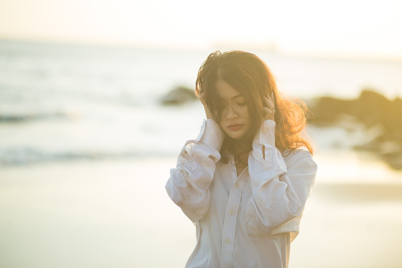 耳を塞いでいる女性
