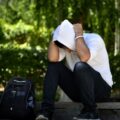 頭を抱える男性