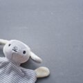 呆然としているぬいぐるみ