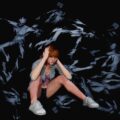 周りから悪影響を与えられている女性