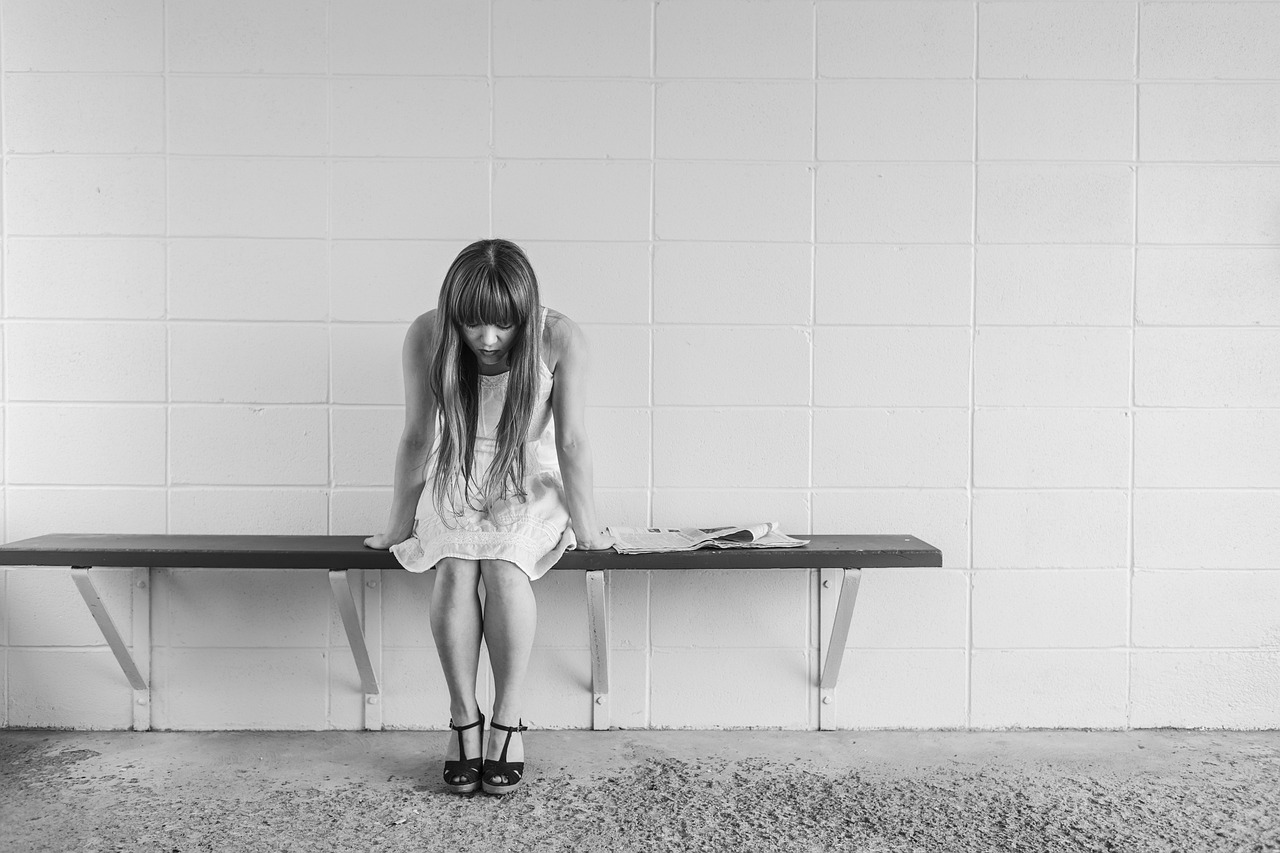 苦しそう寂しそうにしている女性